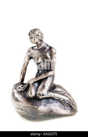 Une petite statue de la petite sirène reproduction isolé sur fond blanc Banque D'Images