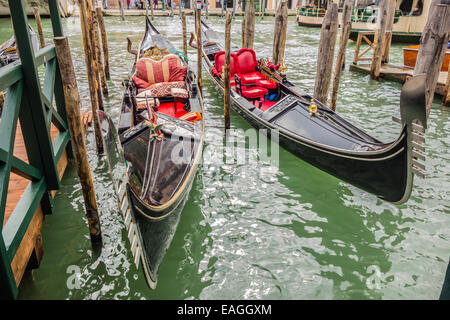 Deux belles gondolas docked in Venise, Italie Banque D'Images