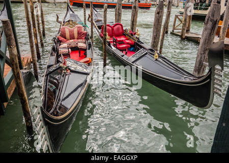 Deux belles gondolas docked in Venise, Italie Banque D'Images