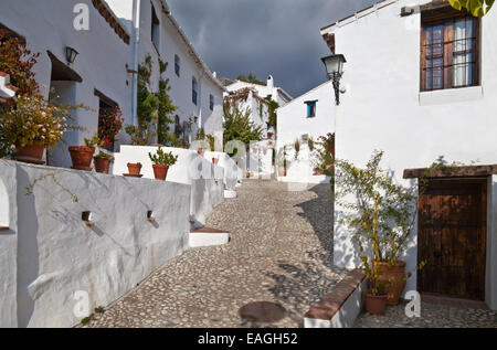 El Acebuchal Scène de rue, dans les montagnes près de Nerja, Costa del Sol, Malaga Province, Andlaucia, Espagne Banque D'Images