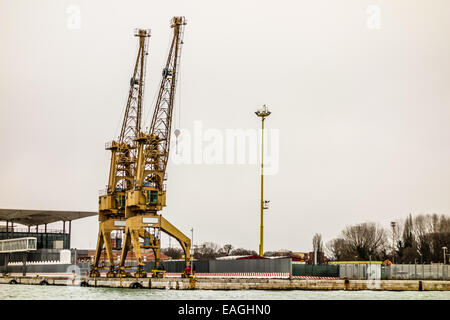 Grue de chargement Port sur fond de ciel à Venise Banque D'Images