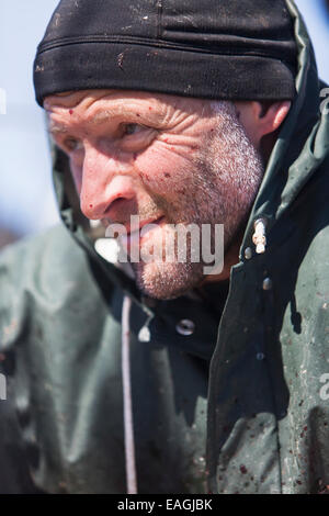 Portrait de la pêche commerciale au flétan Jens Klaar à Ikatan Bay près de False Pass, sud-ouest de l'Alaska, l'été. Banque D'Images