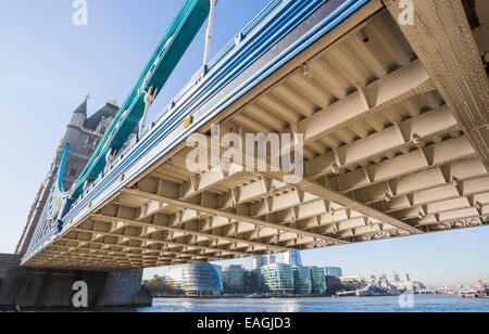 Dessous de Tower Bridge, un établissement emblématique de la ville de Londres, en regardant vers la piscine de Londres sur la Tamise Banque D'Images