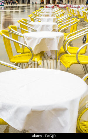 Cafe des tables et des chaises sur la place Saint Marc à Venise. Banque D'Images