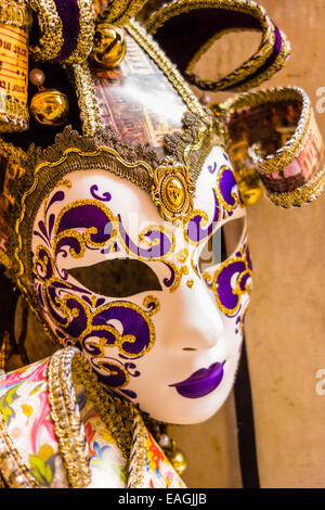 Certains masques vénitiens typiques dans un magasin à Venise Banque D'Images