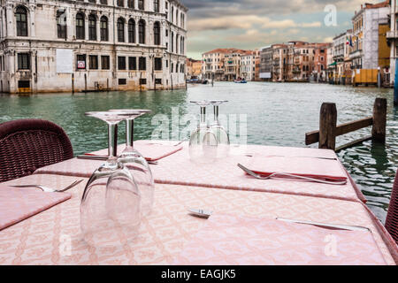 Une table romantique situé au bord de l'eau à Venise, Italie Banque D'Images