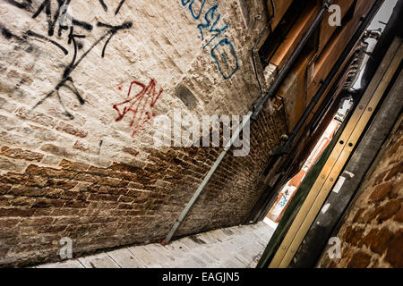 Une étroite ruelle sale et de graffitis à Venise, Italie Banque D'Images