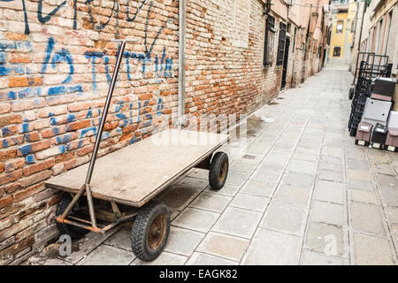 Un vieux panier industrielle dans une ruelle étroite en italie Banque D'Images