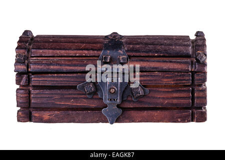 Un petit coffre en bois isolé sur fond blanc Banque D'Images