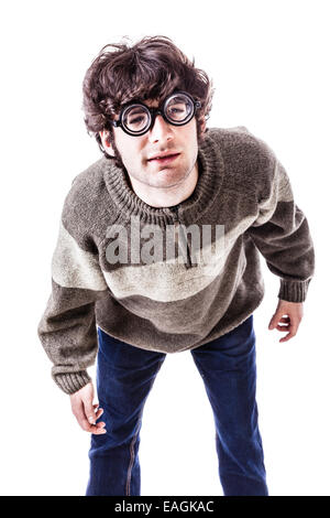 Un beau gars, peut-être un étudiant, dans des vêtements décontractés avec verres épais et un look ringard. isolated on white Banque D'Images