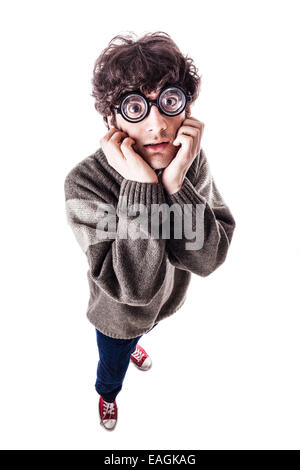 Un beau gars, peut-être un étudiant, dans des vêtements décontractés avec verres épais et un look ringard. isolated on white Banque D'Images