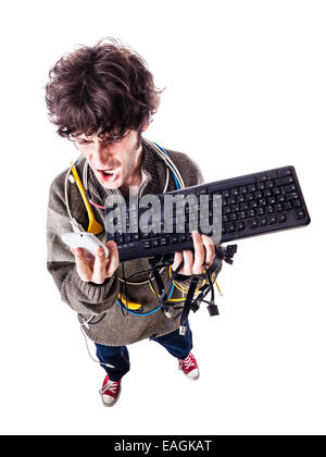 Un mec avec des câbles emmêlés et un clavier struggeling pour obtenir de l'aide de l'ordinateur. isolated on white Banque D'Images