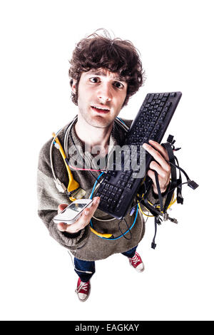 Un mec avec des câbles emmêlés et un clavier struggeling pour obtenir de l'aide de l'ordinateur. isolated on white Banque D'Images