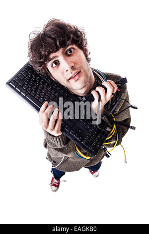Un mec avec des câbles emmêlés et un clavier struggeling pour obtenir de l'aide de l'ordinateur. isolated on white Banque D'Images