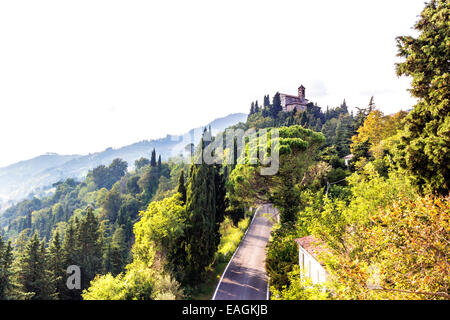 Sanctuaire de la Vierge de Monticino entouré de cyprès, dans Brisighella en Italie. Vue depuis la forteresse médiévale de Vénitiens Banque D'Images