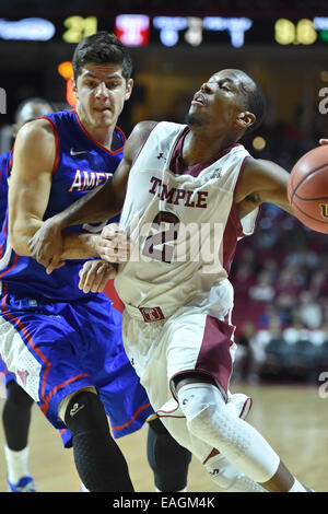 Philadelphie, Pennsylvanie, USA. 14Th Nov, 2014. Temple Owls garde va Cummings (2) réagit au contact d'un défenseur Amercican dans l'ouverture de la saison de basket-ball entre l'American Eagles et Temple Owls au Liacouras Center à Philadelphie, PA. © Ken Inness/ZUMA/Alamy Fil Live News Banque D'Images