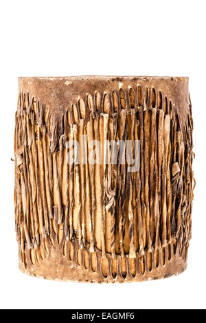Un tambour africain traditionnel isolé sur fond blanc Banque D'Images