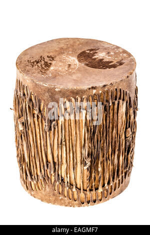 Un tambour africain traditionnel isolé sur fond blanc Banque D'Images