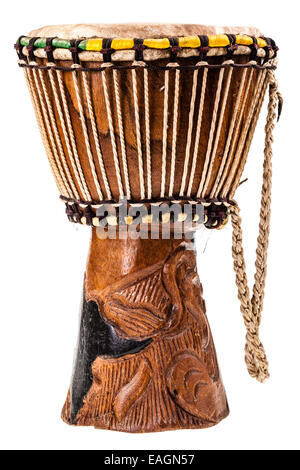 Un tambour africain traditionnel isolé sur fond blanc Banque D'Images