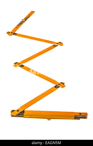 Un mètre pliant en bois isolé sur fond blanc Banque D'Images