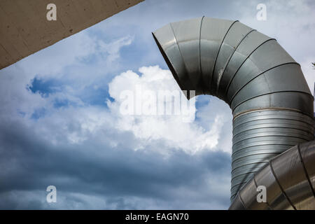 Tuyauterie climatisation aluminium complexe contre le ciel Banque D'Images