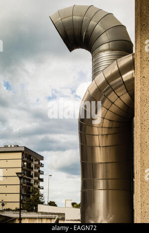 Tuyauterie climatisation aluminium complexe contre le ciel Banque D'Images