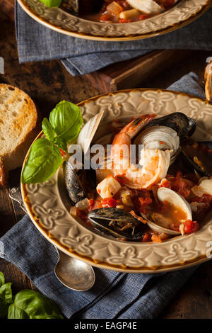 Fruits de mer italienne maison Cioppino aux moules, palourdes, crevettes et Banque D'Images