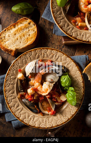 Fruits de mer italienne maison Cioppino aux moules, palourdes, crevettes et Banque D'Images