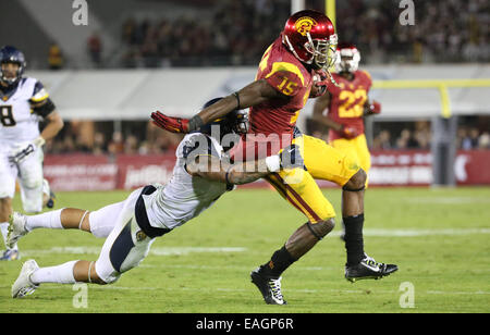 Los Angeles, CA, c.-à-d. USA. 13Th Nov, 2014. 13 novembre 2014 : Cal Les ours et les USC Trojans, le Coliseum de Los Angeles, CA. Nelson Agholor # 15 essayé de secouer un ours plaqueur au troisième trimestre. © Peter Renner and Co/ZUMA/ZUMAPRESS.com/Alamy fil Live News Banque D'Images