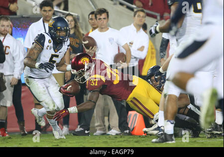 Los Angeles, CA, c.-à-d. USA. 13Th Nov, 2014. 13 novembre 2014 : Cal Les ours et les USC Trojans, le Coliseum de Los Angeles, CA. Javorius Allen # 37 plongées pour l'utilisation des chantiers. © Peter Renner and Co/ZUMA/ZUMAPRESS.com/Alamy fil Live News Banque D'Images