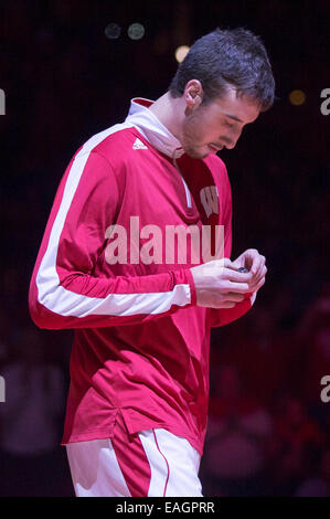 14 novembre 2014 : Wisconsin Badgers avant Frank Kaminsky # 44 regarde sa bague quatre final après réception de celui-ci au cours d'une cérémonie avant le match de basket-ball de NCAA entre le Wisconsin Badgers et les Vikings du nord du Kentucky au Kohl Center à Madison, WI. Le Wisconsin a défait le nord de l'Arizona 62-31. John Fisher/CSM Banque D'Images