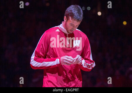 14 novembre 2014 : Wisconsin Badgers avant Frank Kaminsky # 44 regarde sa bague quatre final après réception de celui-ci au cours d'une cérémonie avant le match de basket-ball de NCAA entre le Wisconsin Badgers et les Vikings du nord du Kentucky au Kohl Center à Madison, WI. Le Wisconsin a défait le nord de l'Arizona 62-31. John Fisher/CSM Banque D'Images