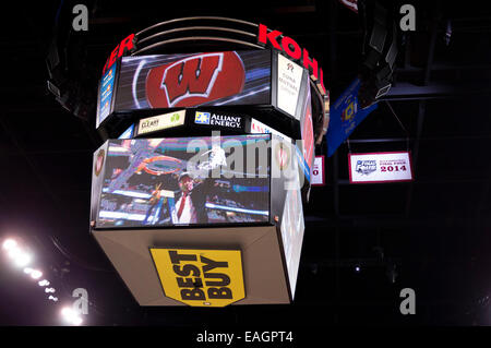 14 novembre 2014 : La Finale à quatre est relevé au-dessus du pavillon le Kohl Center comme le tableau de bord montre les faits saillants des dernières années au cours de l'aspect Final Four Basket-ball NCAA match entre le Wisconsin Badgers et les Vikings du nord du Kentucky au Kohl Center à Madison, WI. Le Wisconsin a défait le nord de l'Arizona 62-31. John Fisher/CSM Banque D'Images