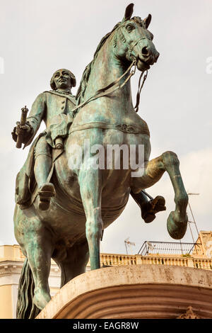 Le roi Carlos III Statue équestre Puerta del Sol Porte du Soleil plus célèbre place de Madrid Espagne Roi d'Espagne dans les années 1700. Banque D'Images