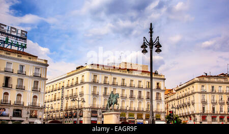 Puerta del Sol Porte du Soleil plus célèbre roi Carlos III Statue équestre à Madrid Espagne Roi d'Espagne dans les années 1700. Banque D'Images