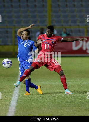 San Salvador, El Salvador. 14Th Nov, 2014. El Salvador's Jaime Alas (L) rivalise pour le bal avec Armando Cooper du Panama au cours d'un match de football amical tenu au stade Cuscatlan à San Salvador, El Salvador, le 14 novembre 2014. © Luis Galdamez/Xinhua/Alamy Live News Banque D'Images