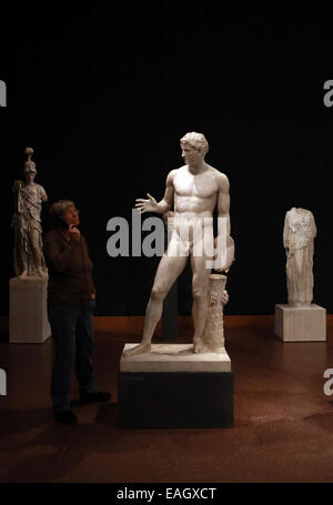 (141115) -- Francfort, le 15 novembre 2014 (Xinhua) -- Un visiteur admire les œuvres d'art à l'exposition de 'true à la vie : Veristic la sculpture et l'ingénierie de l'Illusion' dans le Liebieghaus Skulpturensammlung à Francfort, Allemagne, le 14 novembre 2014. Le Liebieghaus Skulpturensammlung consacre une grande exposition spéciale à la fascinante de tradition (hyper) sculpture réaliste. Depuis le 1er octobre 2014 au 1 mars 2015, 'true à la vie : Veristic la sculpture et l'ingénierie de l'Illusion' offre un aperçu fascinant dans les efforts entrepris par des artistes de différentes époques stylistiques et plus de Banque D'Images