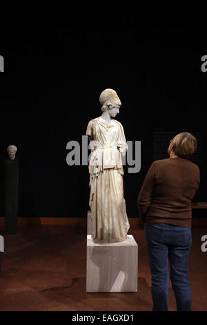 (141115) -- Francfort, le 15 novembre 2014 (Xinhua) -- Un visiteur admire les œuvres d'art à l'exposition de 'true à la vie : Veristic la sculpture et l'ingénierie de l'Illusion' dans le Liebieghaus Skulpturensammlung à Francfort, Allemagne, le 14 novembre 2014. Le Liebieghaus Skulpturensammlung consacre une grande exposition spéciale à la fascinante de tradition (hyper) sculpture réaliste. Depuis le 1er octobre 2014 au 1 mars 2015, 'true à la vie : Veristic la sculpture et l'ingénierie de l'Illusion' offre un aperçu fascinant dans les efforts entrepris par des artistes de différentes époques stylistiques et plus de Banque D'Images