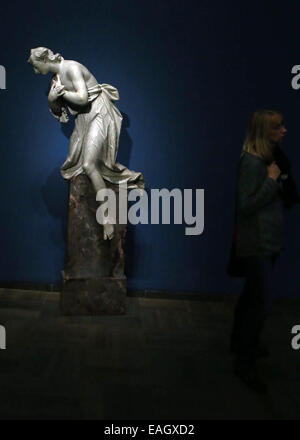 (141115) -- Francfort, le 15 novembre 2014 (Xinhua) -- Un visiteur admire les œuvres d'art à l'exposition de 'true à la vie : Veristic la sculpture et l'ingénierie de l'Illusion' dans le Liebieghaus Skulpturensammlung à Francfort, Allemagne, le 14 novembre 2014. Le Liebieghaus Skulpturensammlung consacre une grande exposition spéciale à la fascinante de tradition (hyper) sculpture réaliste. Depuis le 1er octobre 2014 au 1 mars 2015, 'true à la vie : Veristic la sculpture et l'ingénierie de l'Illusion' offre un aperçu fascinant dans les efforts entrepris par des artistes de différentes époques stylistiques et plus de Banque D'Images