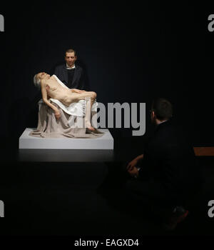 (141115) -- Francfort, le 15 novembre 2014 (Xinhua) -- Un visiteur admire les œuvres d'art à l'exposition de 'true à la vie : Veristic la sculpture et l'ingénierie de l'Illusion' dans le Liebieghaus Skulpturensammlung à Francfort, Allemagne, le 14 novembre 2014. Le Liebieghaus Skulpturensammlung consacre une grande exposition spéciale à la fascinante de tradition (hyper) sculpture réaliste. Depuis le 1er octobre 2014 au 1 mars 2015, 'true à la vie : Veristic la sculpture et l'ingénierie de l'Illusion' offre un aperçu fascinant dans les efforts entrepris par des artistes de différentes époques stylistiques et plus de Banque D'Images