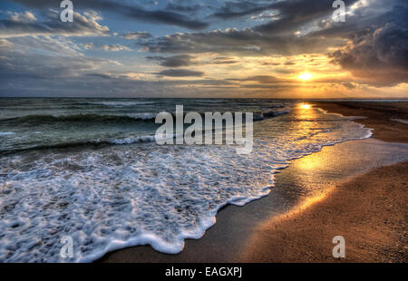 Magnifique coucher de soleil et de vagues sur la plage Banque D'Images