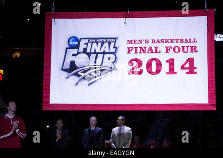 14 novembre 2014 : Le drapeau Final Four en élevage à la Kohl Center pendant le match de basket-ball de NCAA entre le Wisconsin Badgers et les Vikings du nord du Kentucky au Kohl Center à Madison, WI. Le Wisconsin a défait le nord de l'Arizona 62-31. John Fisher/CSM Banque D'Images