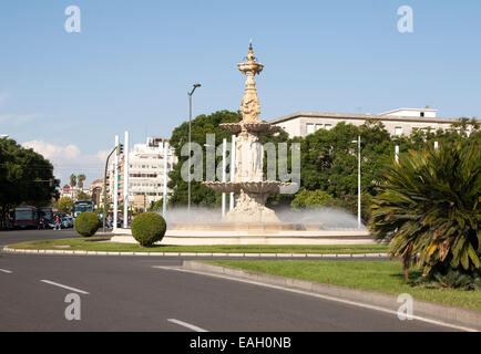 Fontaine et sculpture dans un rond-point road, Plaza de Don Juan de Austria, Séville, Espagne Banque D'Images