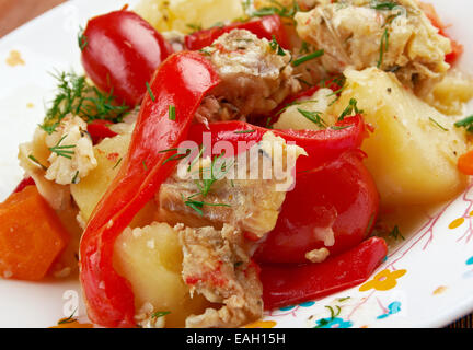 Caldeirada ragoût de poisson portugaise,dish : légumes - pommes de terre, oignons, poivrons, tomates. Banque D'Images