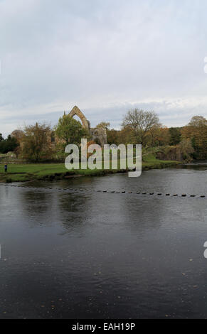 River Wharfe et prieuré à Bolton Abbey, Skipton, Yorkshire du Nord, Angleterre Banque D'Images