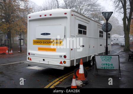 Harrogate North Yorkshire, UK 15 novembre 2014 que le Hollywood devient Harrogate Montpellier trimestre était de la partie hier soir pour le tournage d'une poursuite de voitures shoot-out pour la nouvelle scène 'blockbuster' Prière de chasseurs. Parmi les stars dans le film est Sam Worthington, qui a joué dans 'Avatar'. Ce matin, l'équipage se prépare à rouler hors de la ville. De plus le tournage est à Leeds. Hollywood à Harrogate, Royaume-Uni Crédit : John Fryer/Alamy Live News Banque D'Images