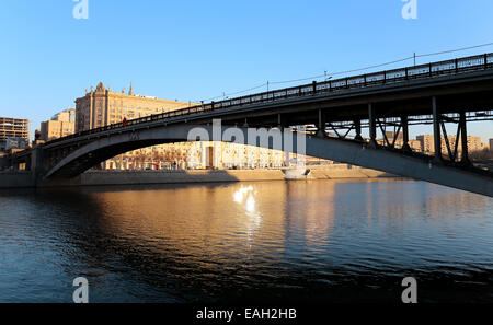 Pont de métro dans la ville de Moscou sur la rivière Banque D'Images