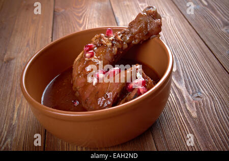 - Fesenjan Khoresh-e. fesenjān plat dans la cuisine persane. tart stew fait à partir de jus de grenade et de noix au sol Banque D'Images