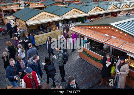 Les commerçants des marchés Manchester UK, 20 novembre 2014. Les extensions à la filature de Noël Marché de Noël des champs de saison festive cale ont maintenant été installés dans la 1ère Avenue, Spinning fields & Bridge Street comme la plus grande jamais Dickens, Festival, jamais au commerce dans la ville, se prépare à une semaine chargée. Ce marché a mis le centre-ville de Manchester fermement sur la scène de Noël - le marché de Noël est devenu non seulement un endroit fabuleux pour faire des achats, mais aussi une destination touristique très populaire dans son propre droit. Banque D'Images