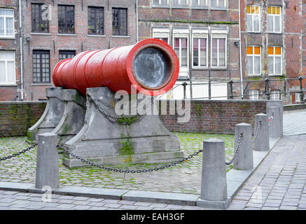 Cannon Memorial qui jamais tiré Dulle Griet ou Mad Meg à Gand, Belgique. Ce canon a été construit en 15 siècle Banque D'Images